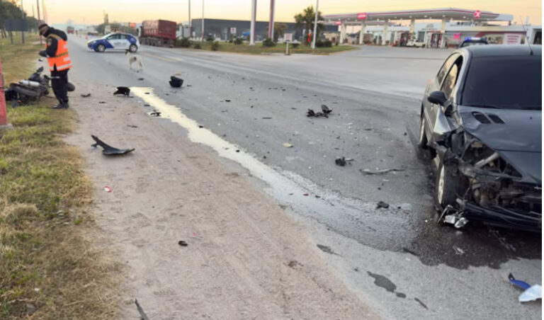 Fuerte choque en el ingreso a Arroyito terminó con un motociclista herido