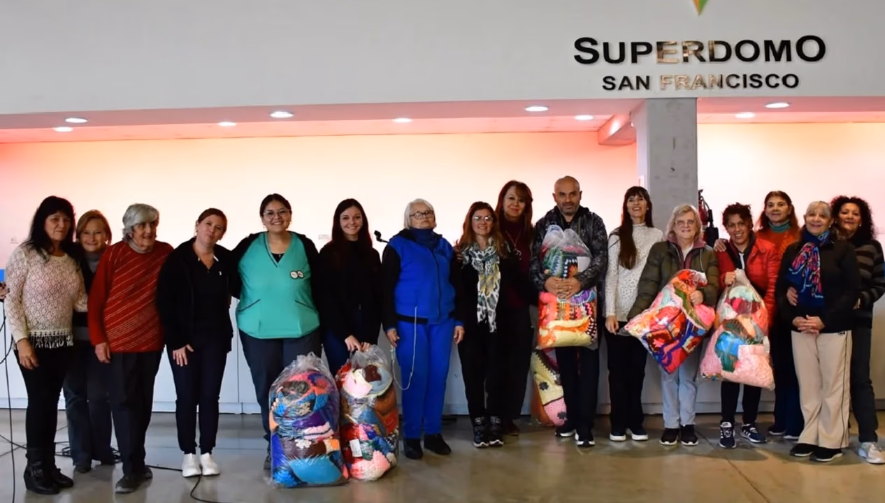 Campaña “Al frío le ponemos corazón”: realizaron la primera entrega de lo tejido a instituciones sociales