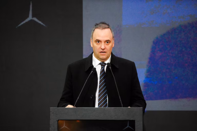 Manuel Adorni se quedó sin apoyo y presionan para que renuncie si Milei no lo echa