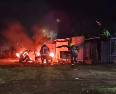 Se incendió un auto por completo y el fuego casi llega a una casa