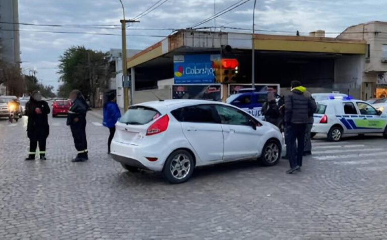 Volcó un auto en el centro: no hubo lesionados