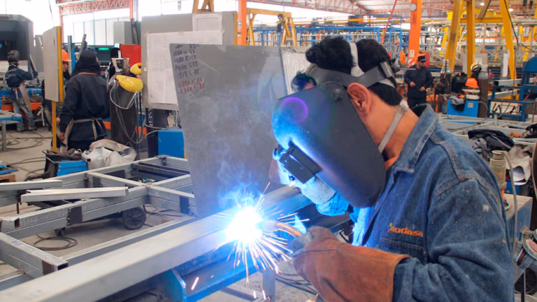 El 20% de las empresas industriales anticipa que su producción seguirá bajando en los próximos meses