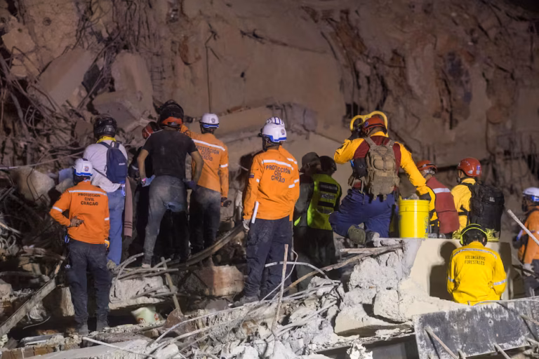 El emocionante video del rescate de un bebé entre los escombros en Venezuela