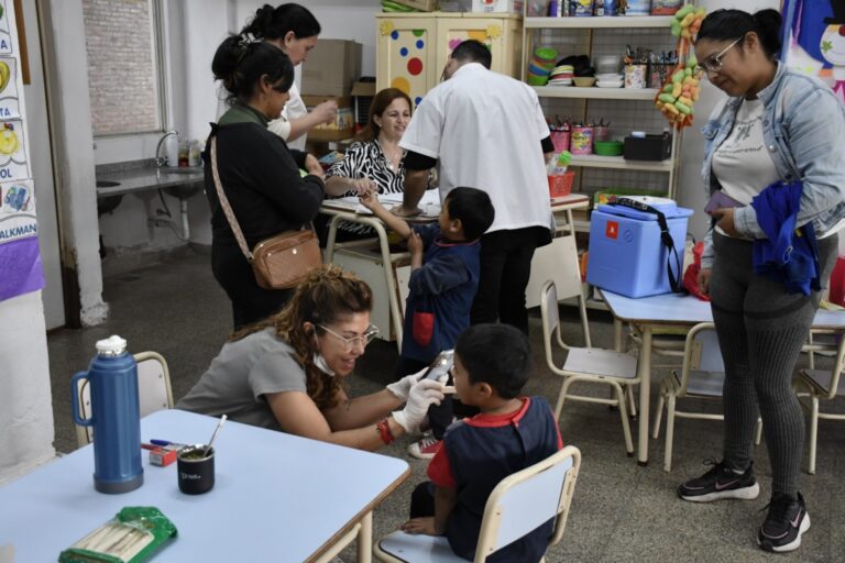 Jornada de salud en Barrio Parque para completar certificados escolares