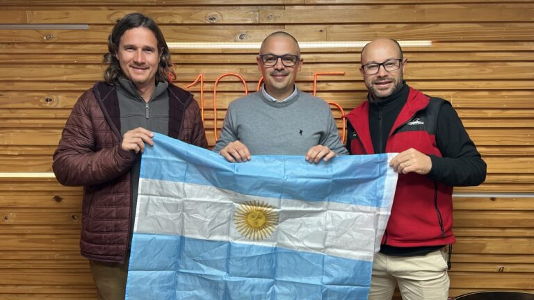 Barrio Maipú iza la bandera: entregan 150 enseñas argentinas para lucir todo el año
