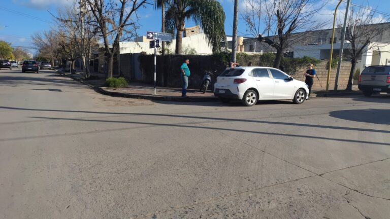 Accidente en barrio Vélez Sarsfield: una motociclista sufrió lesiones leves