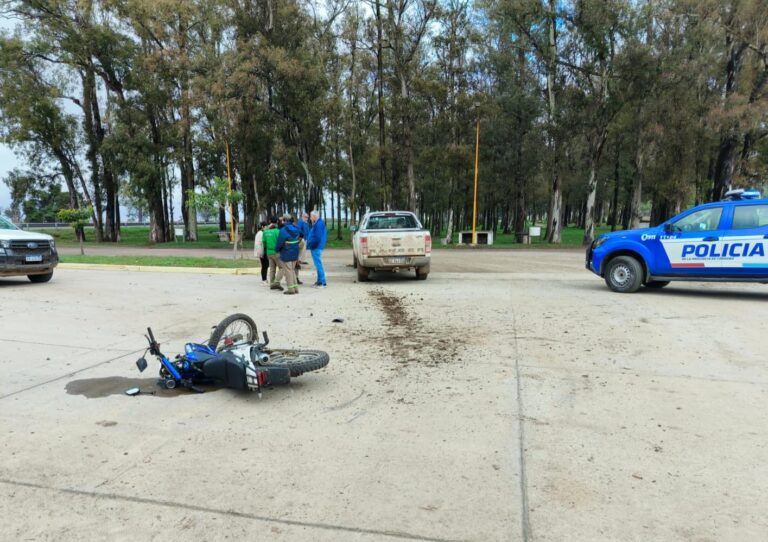 Violento choque en Colonia Prosperidad dejó a un motociclista con fracturas graves