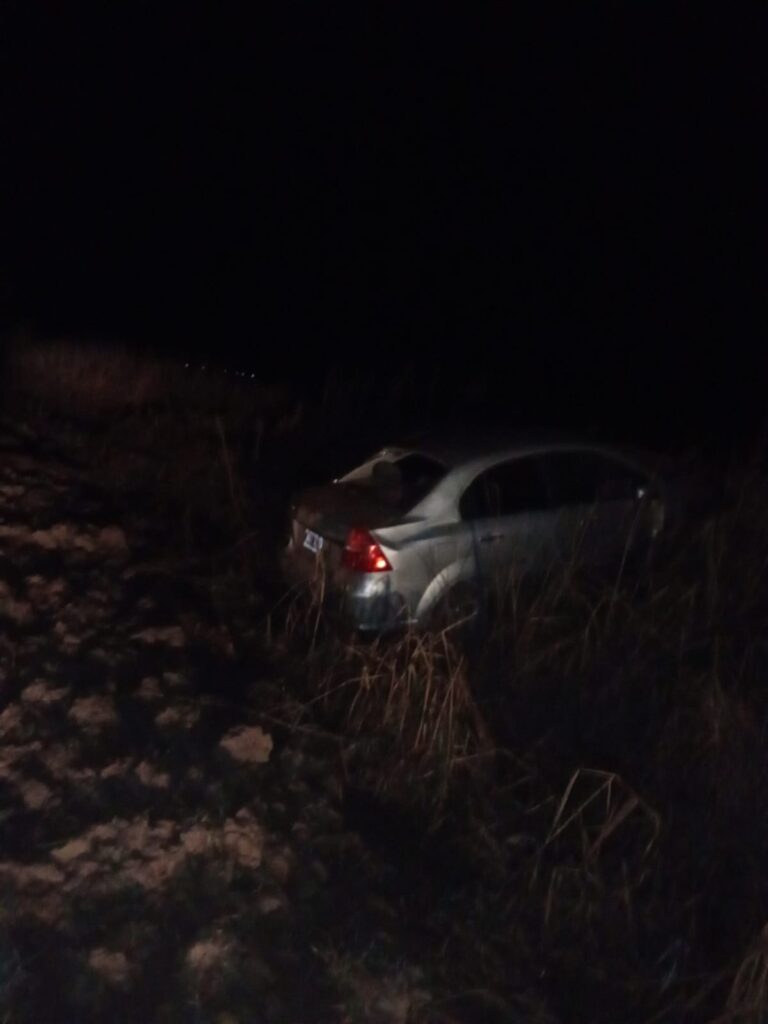 Las Varas: Una conductora resultó herida tras el vuelco de su vehículo en la zona rural