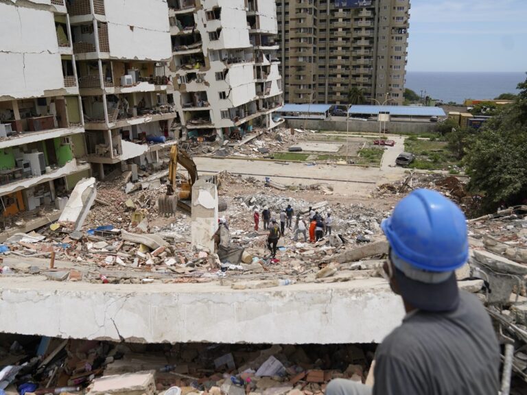 Terremotos en Venezuela: el tiempo para hallar más sobrevivientes se acaba y estallan brotes de furia por la falta de ayuda estatal