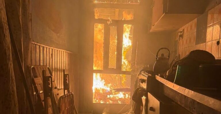 Dos incendios de viviendas en la madrugada dejaron importantes daños materiales en la ciudad