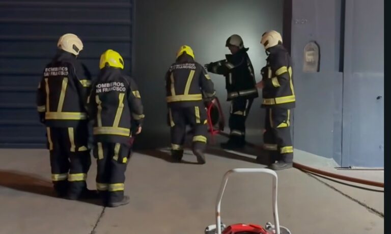 Incendio en una concesionaria de San Francisco: un vehículo fue destruido por el fuego