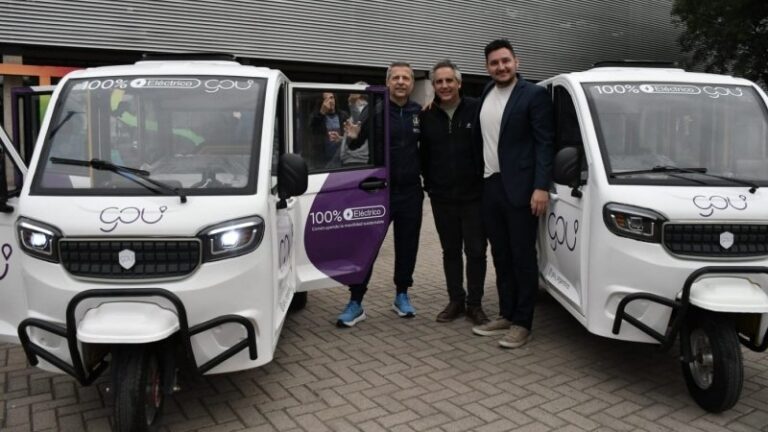 La empresa privada GOU exhibe en la ciudad los vehículos eléctricos carrozados de tres ruedas