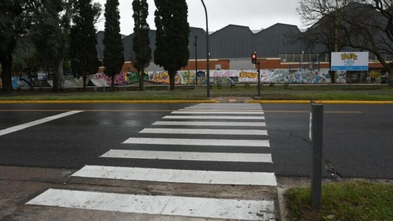 Quedó habilitado el semáforo peatonal en Avenida Cervantes y Falucho