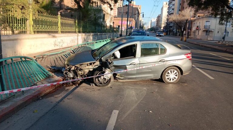 Borracho chocó su auto contra el frente del colegio Carbó en Córdoba