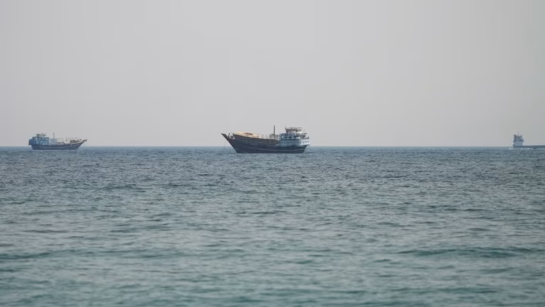 Irán lanzó ataques contra países del Golfo, anunció el cierre del estrecho de Ormuz y crece la tensión con EE.UU.