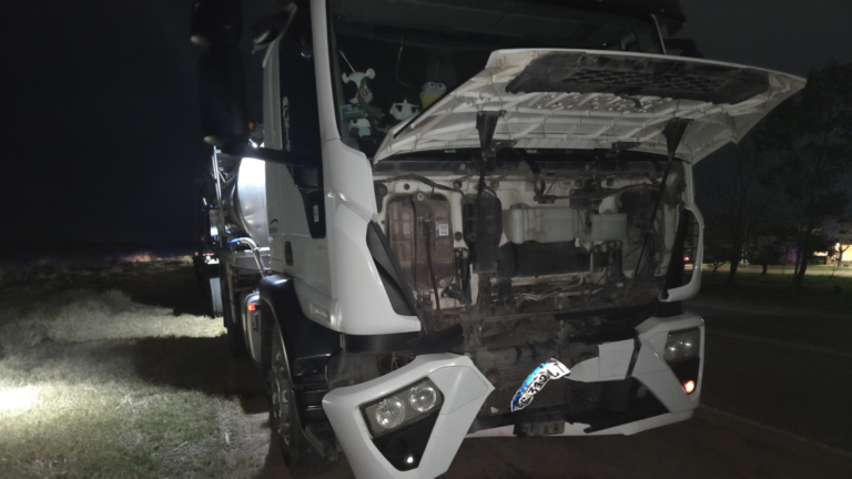 A un camión se le soltaron cuatro ruedas e impactó contra tres vehículos