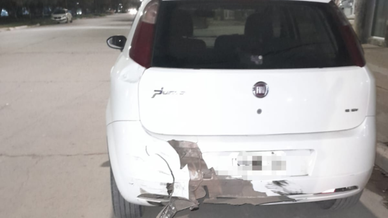Grave choque entre un auto y una moto en Devoto: dos adolescentes heridos