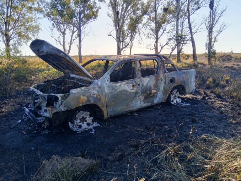 Una camioneta fue destruida por un incendio en un establecimiento rural