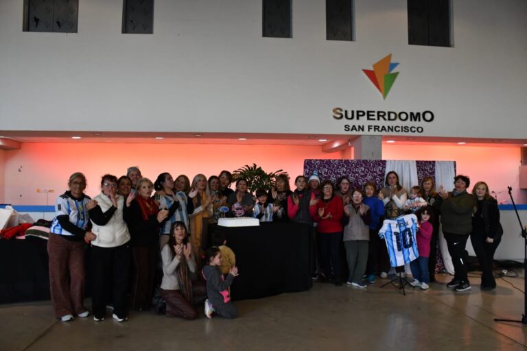 «Al frío… le ponemos corazón»: más de 300 prendas confeccionadas para instituciones de la ciudad
