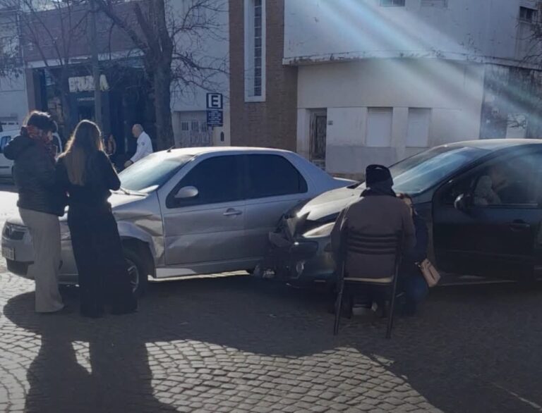 Choque entre dos autos en la esquina de Corrientes y Libertad