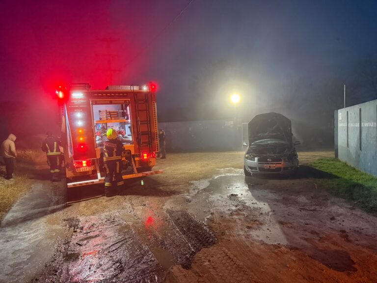 Principio de incendio en un automóvil movilizó a los Bomberos
