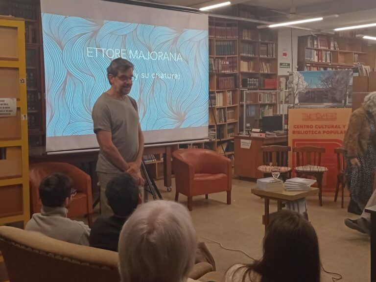 Gustavo Dotti presentó su libro «La partícula fantasma» en la Biblioteca Popular