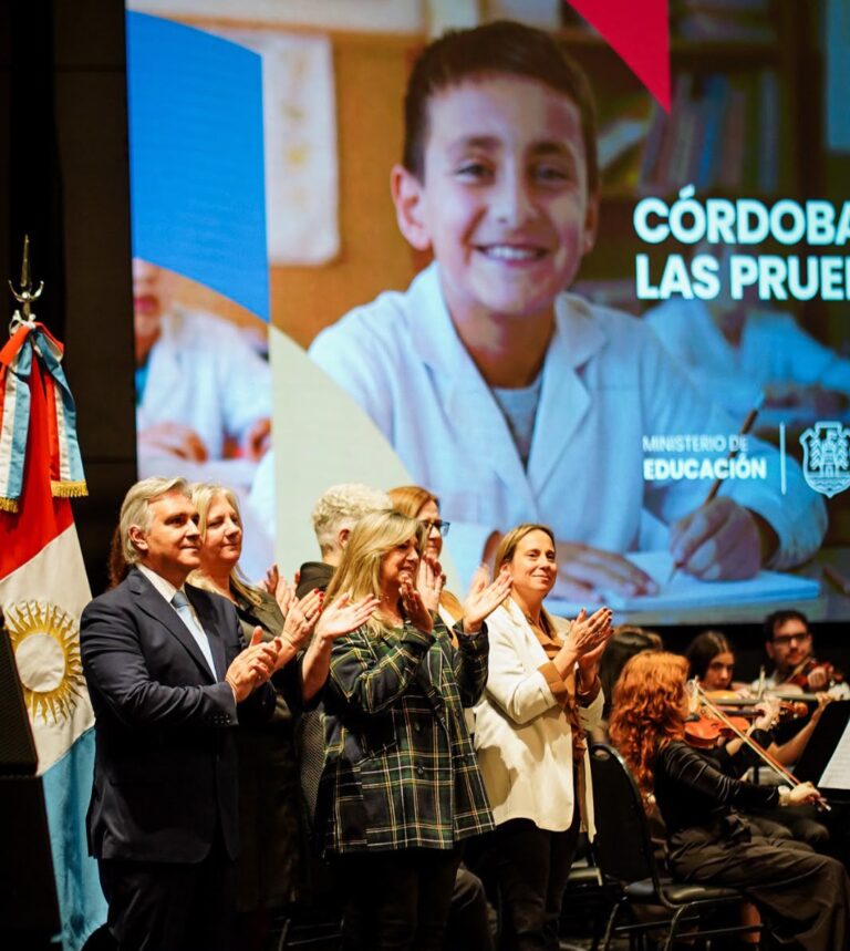 Córdoba lideró las Pruebas Aprender 2025 y Llaryora reconoció a los docentes por los resultados