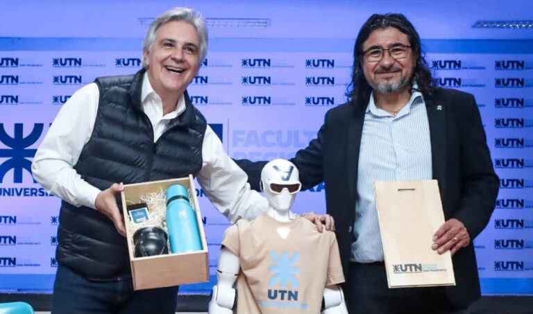 Llaryora entregó aportes a la Sociedad Rural y destacó un innovador proyecto de robótica en la UTN