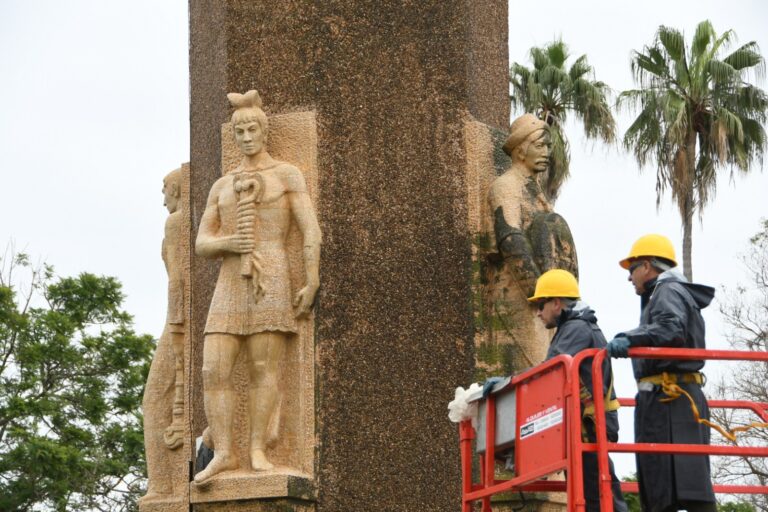 El municipio lleva a cabo la restauración de los monumentos de la Plaza Vélez Sarsfield