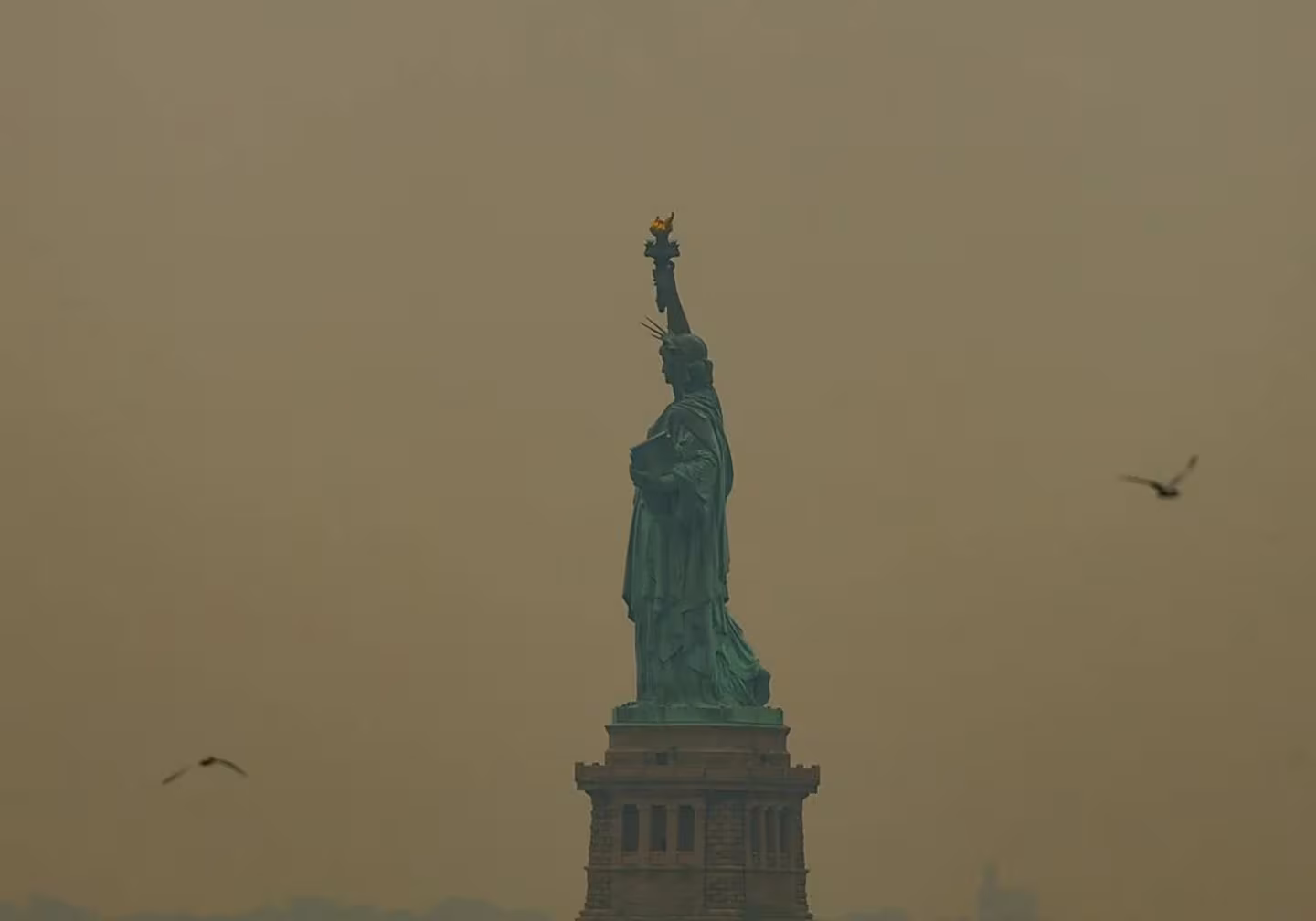 La estatua de la libertad rodeada del humo HP34JZIIPRC2NOB6PCBP2JBORM