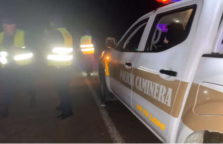 Argentinos chocaron en Uruguay y un auto cayó de un puente: murieron un hombre y un nene de 4 años