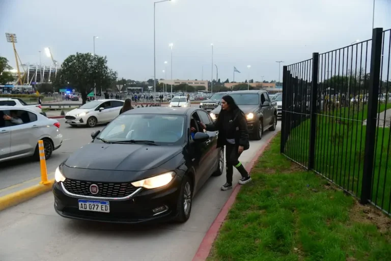 Debutó el “Parking Kempes”: opiniones divididas entre comodidad, seguridad y el fin de la tradicional previa
