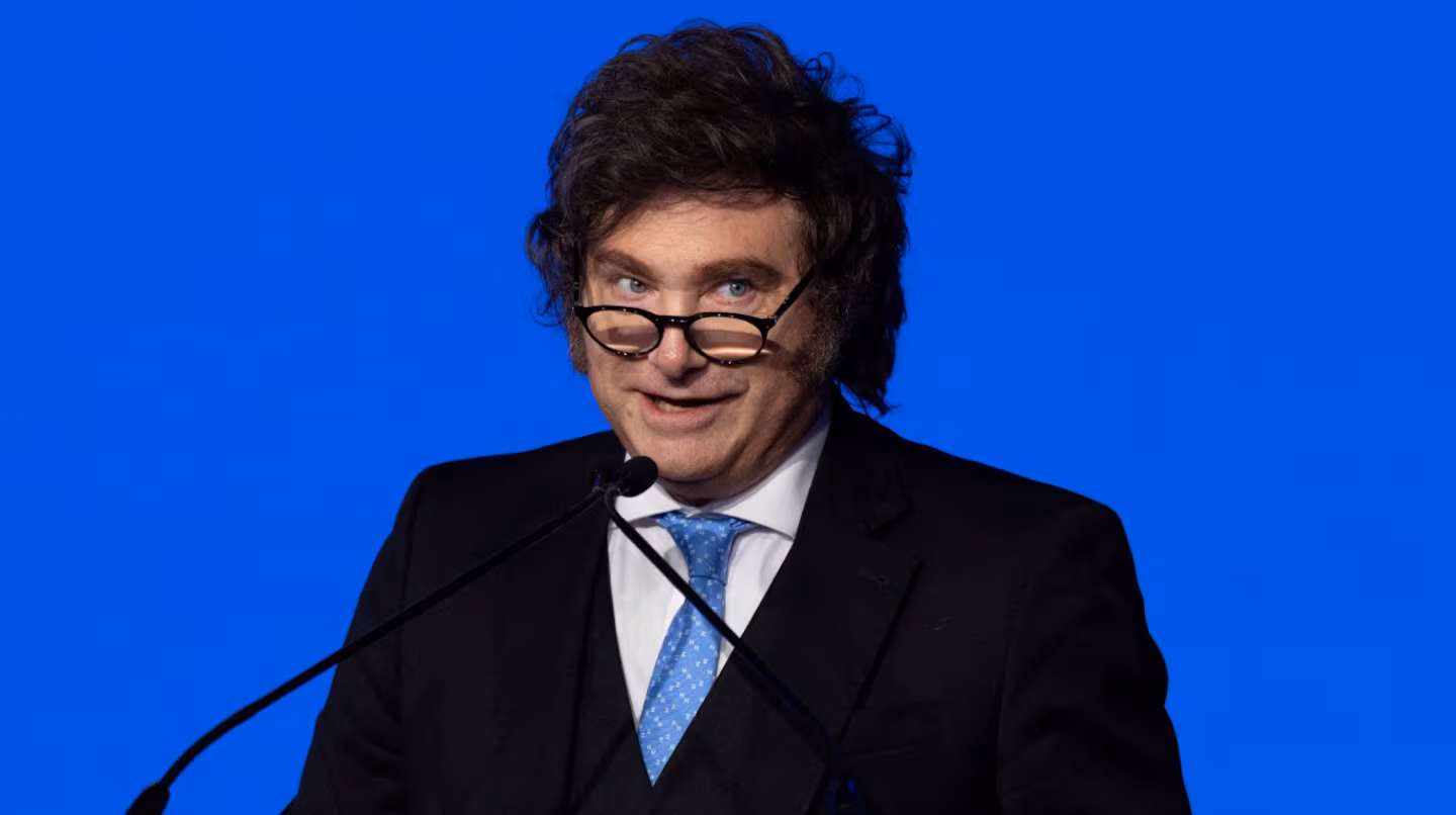 Milei firmo un dnu que cambia la ley de migraciones PMED6UXSNZENVOCRFNAIAF47CM
