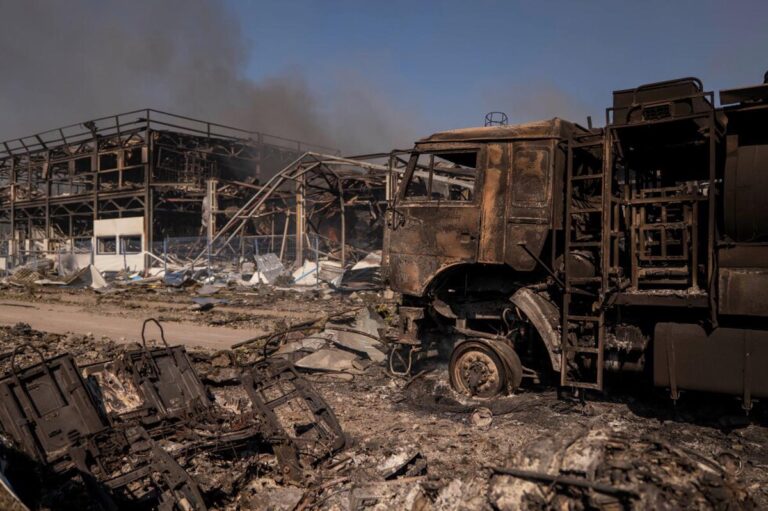 Aumentó a 38 la cifra de muertos tras el ataque ruso a un almacén en Ucrania