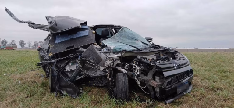 Choque fatal en la autovía 19: un muerto y dos heridos tras impactar un auto contra un camión
