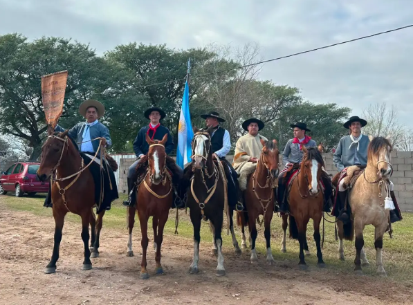Quebracho Herrado dijo presente en el Desfile Gaucho en Laspiur