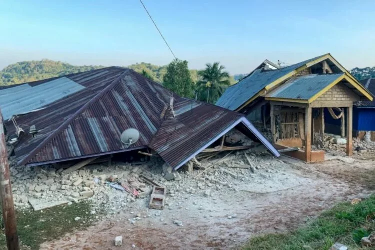 Terremoto en Indonesia dejó al menos 38 muertos