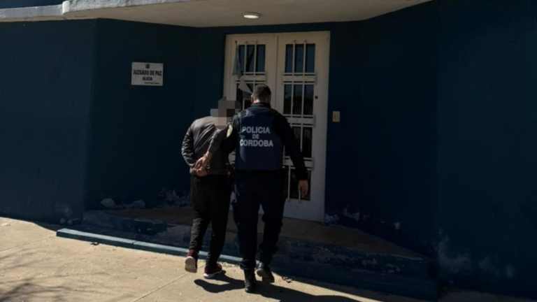 Allanan una vivienda por un robo y terminan deteniendo al dueño por amenazas y resistencia