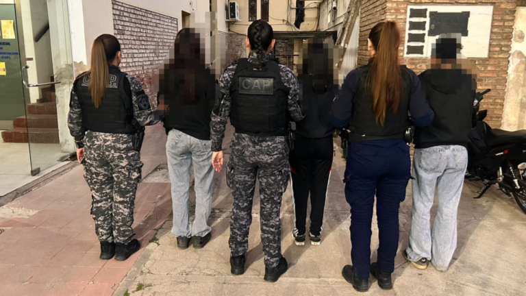 Tres adolescentes cayeron por robar maquillajes en pleno Centro