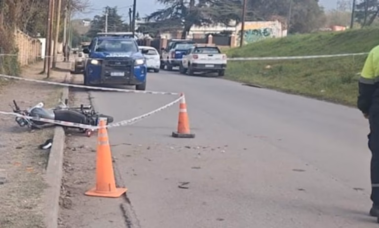 Motociclista de 22 años murió tras “morder” el cordón cuneta y chocar contra un poste en Córdoba