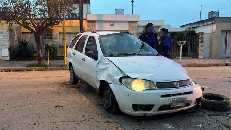 Grave accidente: un automovilista sufrió fracturas tras chocar contra un árbol