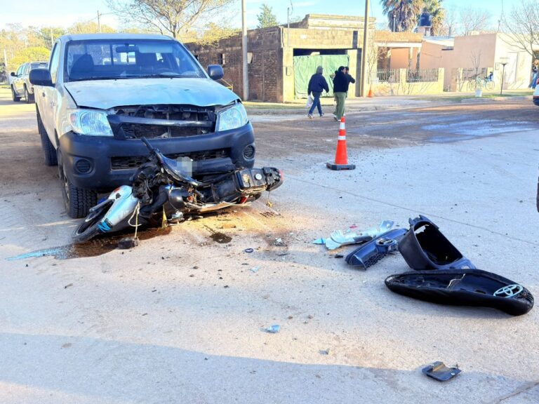 Porteña: un joven motociclista sufrió una fractura grave tras colisionar con una camioneta
