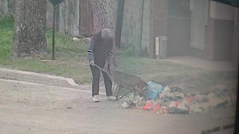 Lo encontraron tirando basura en la vía pública y le labraron un acta