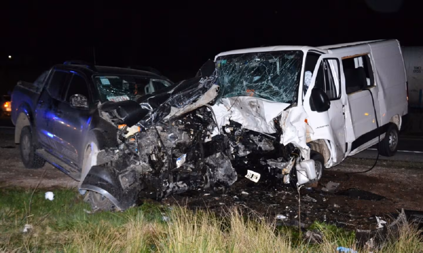 Accidente combi con estudiantes y una camioneta