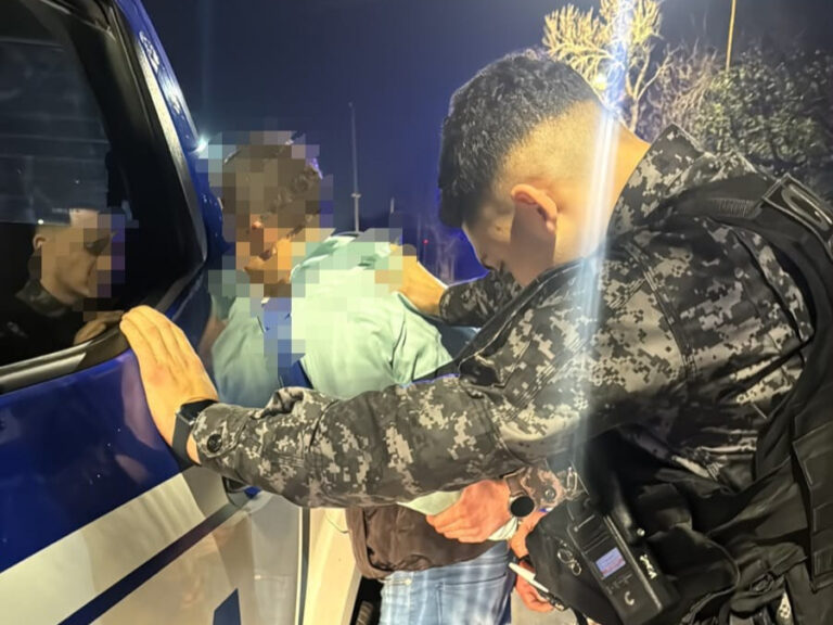 Tres detenidos por agredir y amenazar a policías durante un procedimiento en barrio Sarmiento