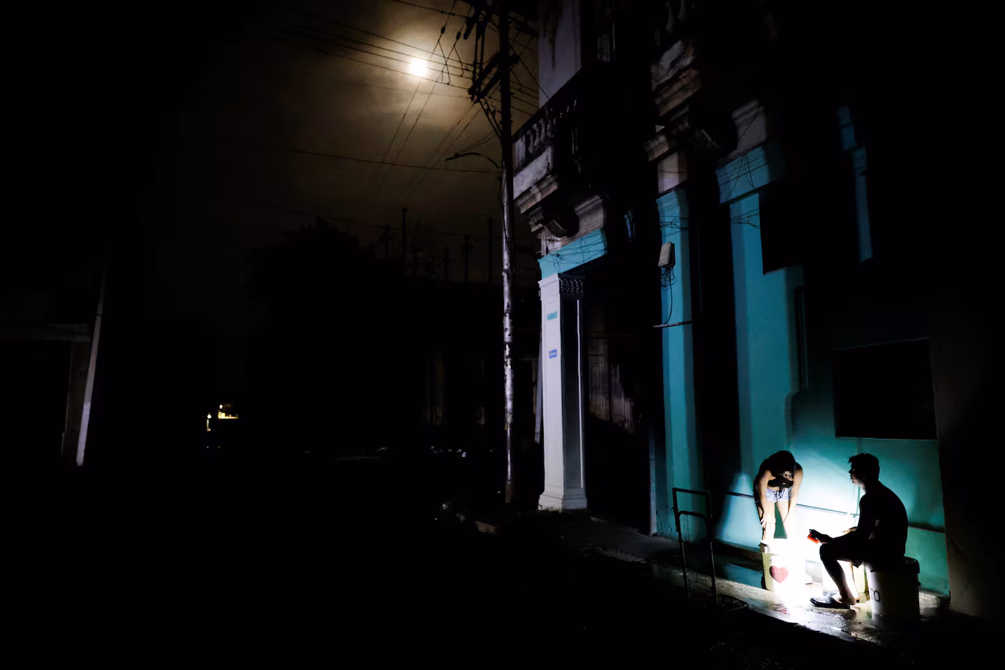 Daimel rodriguez y su esposa juntan agua potable tras el apagon nacional en cuba foto reutersnorlys perez Z45DDUJKZ5KUZ6R3IPSGIF5RIQ