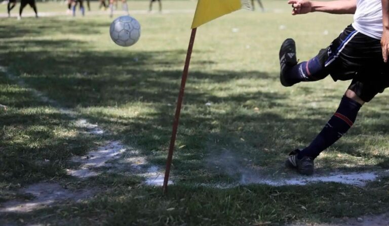 Se descompensó y murió mientras jugaba un partido de fútbol amateur