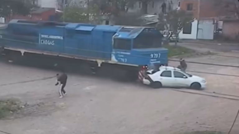 Un tren arrolló un auto en Córdoba: una mujer quedó atrapada y resultó ilesa
