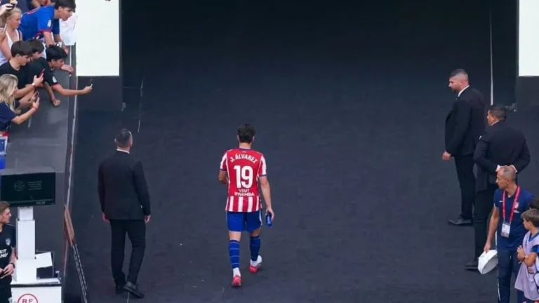 Julián Álvarez fue silbado por los hinchas del Atlético de Madrid y se fue en soledad del estadio