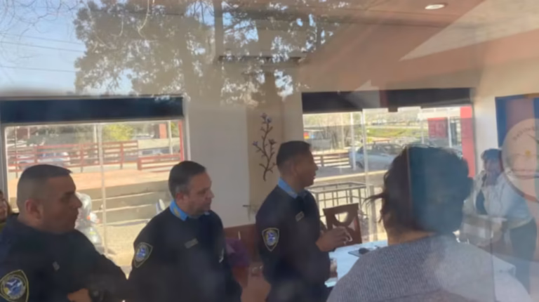 Una intendenta interina fue desplazada, se negó a abandonar su cargo y estuvo atrincherada en la municipalidad